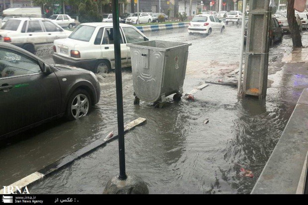 بارش باران موجب آبگرفتگی معابر ورامین شد