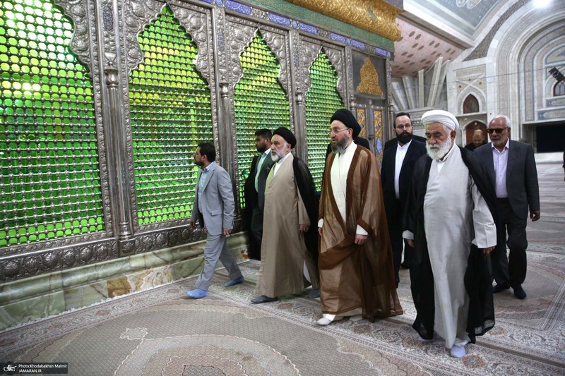 ادای احترام سید عمار حکیم به حضرت امام خمینی (س)