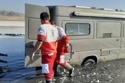 رهاسازی خودروی گردشگر فرانسوی از باتلاق‌های دریاچه ارومیه