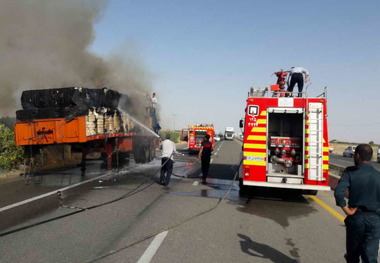 بار تریلی در آتش سوخت