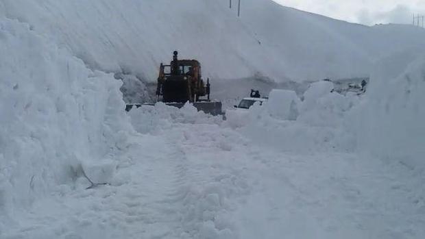 80 خودروی گرفتار بهمن در گردنه ژالانه رهسازی شدند