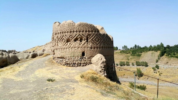 اثر «کهنه قلعه» به پارک تاریخی مشگین شهر تبدیل شود