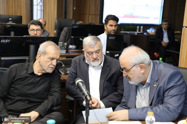 پزشکیان در وزارت نیرو: تمامی اجزای توسعه در کشور باید منوط به تمهید تامین آب باشد/ در تهران ملاحظه ظرفیت تامین آب و توان آب زیرزمینی این شهر را نداشته‌ایم/ با اسکان بیش از حد جمعیت و ساخت و سازهای بی‌ضابطه، یک کلانشهر را به نقطه بحرانی رسانده‌ایم