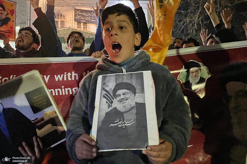 دسته عزاداری شیعیان کشمیر در آستانه تشییع پیکر شهید سید حسن نصرالله (ره)