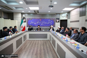 نشست صمیمانه اعضا هیات علمی پژوهشکده امام خمینی و انقلاب اسلامی با تولیت  معزز به مناسبت روز معلم