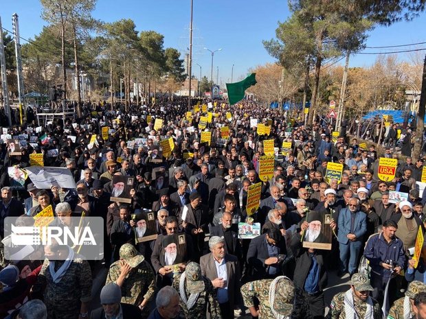 آماده‌باش آتش‌نشانان کرمانی در راهپیمایی ۲۲ بهمن