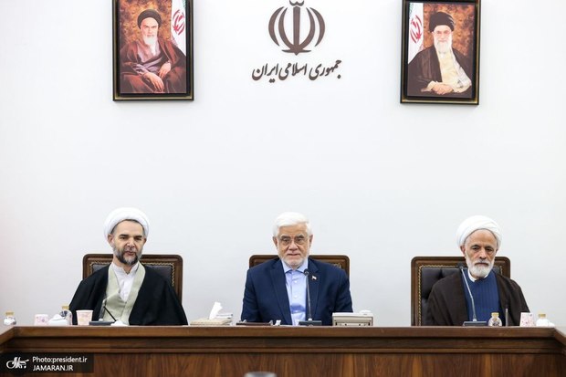 جلسه مشترک معاونان اول قوه مجریه و قضاییه/ عارف: بازنگری کلی در شیوه تأمین کالاهای اساسی در دستور کار است/ برخی کالاها بدون هیچ ارتباط با نرخ ارز گران می‌شوند/ حجت‌الاسلام و المسلمین خلیلی: تعامل دو قوه برای تامین کالاهای اساسی ضروری است