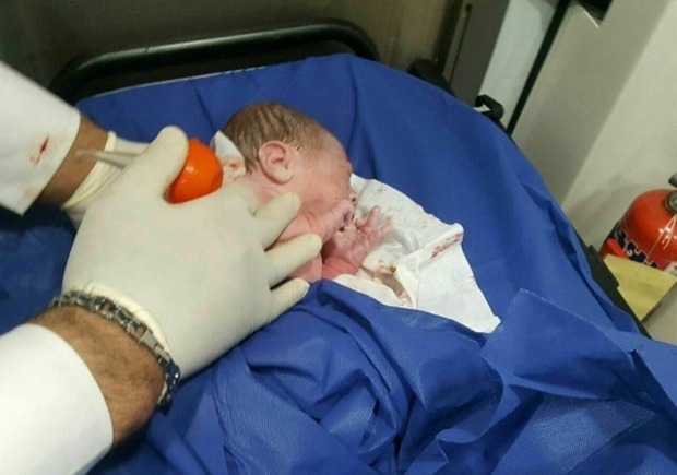 نوزاد عجول در آمبولانس اورژانس کوهدشت متولد شد