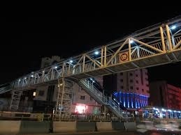 پل‌های عابر پیاده بولوار وکیل‌آباد به سیستم روشنایی مجهز شد