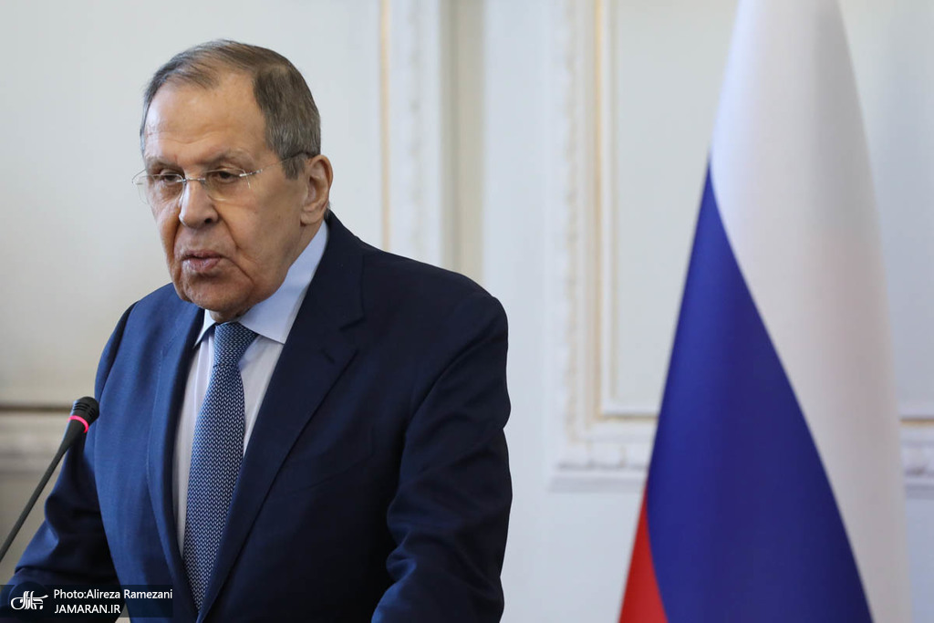 لاوروف: روسیه خوشحال خواهد شد که برای جلوگیری از تشدید بیشتر وضعیت در مورد ایران کمک کند