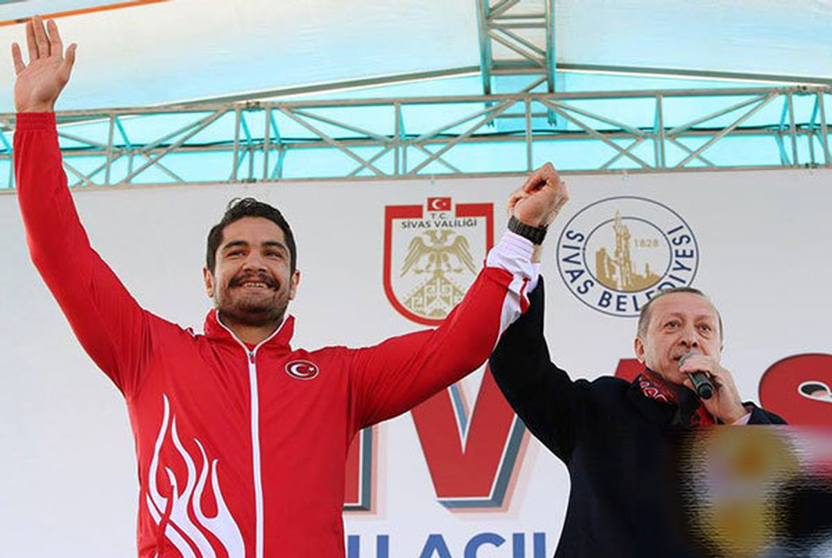 قهرمانی "طاها آکگول" در رقابت‌های کشتی آزاد ترکیه