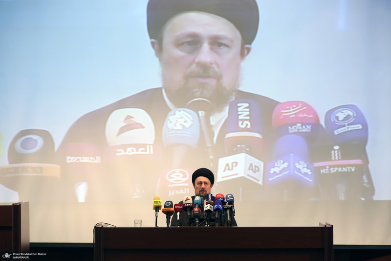 دیدار سرپرست و کارکنان وزارت خارجه باسید حسن خمینی در حرم مطهر امام خمینی (س)