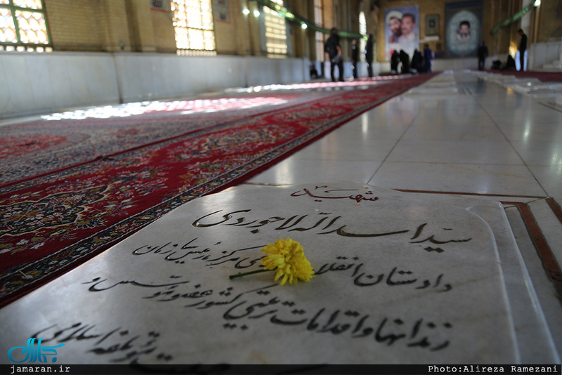 غبارروبی و عطرافشانی قبور مطهر شهدا 