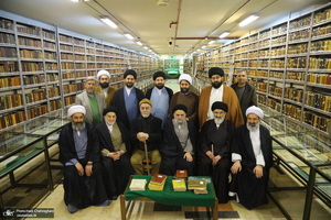 مراسم اهدای نسخه‌های خطی کتابخانه مرحوم آیت الله شاه آبادی به کتابخانه مرحوم آیت الله العظمی مرعشی نجفی