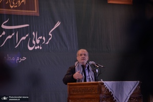 گردهمایی مسئولین بسیج دانشجویی و طلاب بسیجی در حرم امام با سخنرانی رئیس‌جمهور پزشکیان (42)