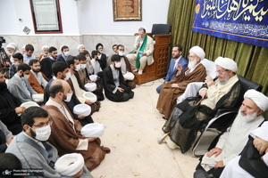 مراسم عمامه گذاری طلاب توسط آیت‌الله العظمی نوری همدانی و آیت الله فاضل لنکرانی در روز عید غدیر