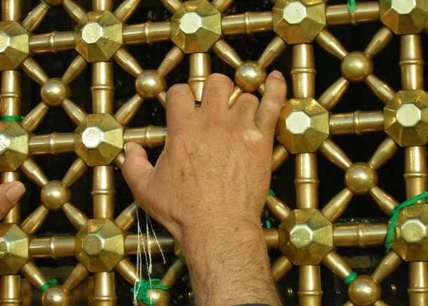 نباید بقعه متبرکه جدیدی در فارس بنا شود