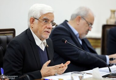 عارف: مردمی که اعتراض داشتند صف خود را از اغتشاشات جدا کردند/ دولت در مسیر پاسخ به اعتراضات و مطالبات مردم فعالیت می‌کند/ تقسیم‌بندی‌های آب تنها متعلق به یک بخش، روستا و استان نیست/ نباید با بخشی‌نگری در مسئله آب، استان مجاور را تحریک کرد