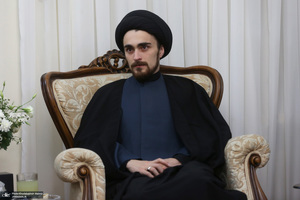 حضور سید حسن خمینی در منزل سردار شهید سلامی با خانواده این شهید والامقام دیدار و گفت‌وگو کرد.