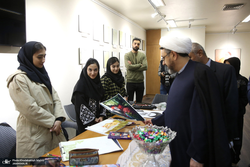 بازدید رئیس موسسه تنظیم و نشر آثار امام خمینی (س) از نمایشگاه عکس «امام دل‌ها‎»  و گذر فرهنگی هفته بر آستان آفتاب