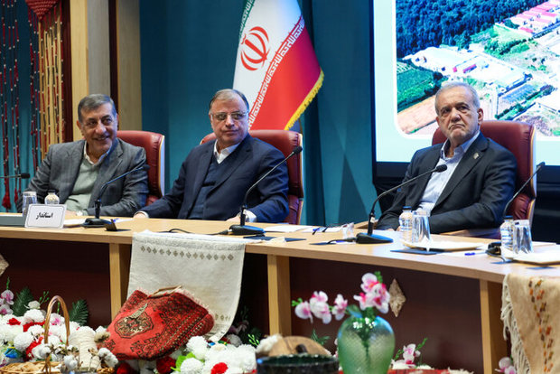 پزشکیان: برای خدمت به مردم بار سنگینی بر دوش داریم / ملت ایران نشان دادند فریب بلندگوهای خودفروخته بیگانگان را نمی‌خورند/ بدون داشتن انرژی، توسعه بی معنی است/ قوانین و مقررات نباید مانع توسعه شود/ به دنبال این هستیم مصرف خانگی را از گاز به برق تبدیل کنیم