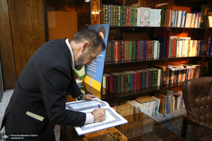 بازدید مهمانان خارجی شرکت کننده در مراسم وداع و تشییع رهبر شهید از حسینیه جماران
