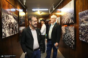 بازدید مهمانان خارجی شرکت کننده در مراسم وداع و تشییع رهبر شهید از حسینیه جماران