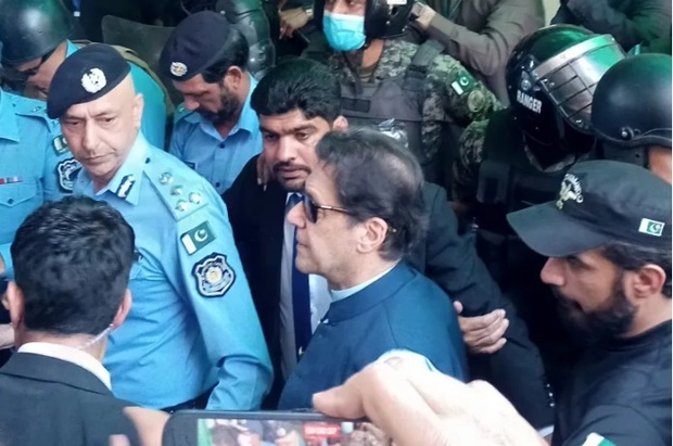 عمران خان به زندان برده شد + فیلم