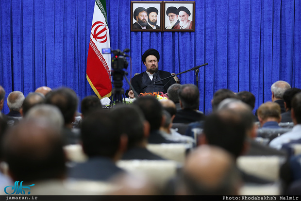 سید حسن خمینی: جامعه باید نسبت به فساد در هر جایی حساس باشد/ بزرگترین انتفاع فضای آزاد اطلاعات، مقابله با فساد است/ مردم باید احساس کنند به اطلاعات شخصی آنها دست خورده نمی شود/ تلخی های فضای رسانه را به جان بخرید