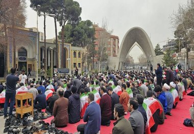 راهپیمایی دانشجویان دانشگاه‌های تهران، شهید بهشتی، امیرکبیر، خواجه نصیرالدین طوسی، علم و صنعت، صنعتی اصفهان، الزهرا در اعتراض به اهانت به پرچم ایران + عکس و فیلم