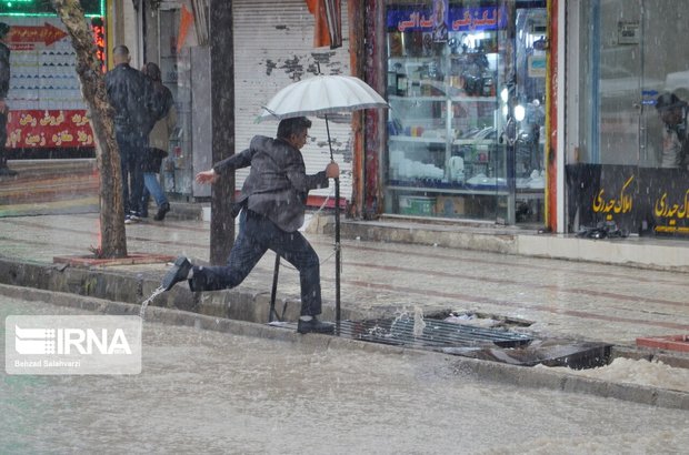 بارش باران باعث آبگرفتگی معابر شهر شوش شد