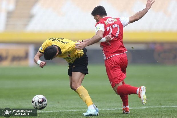 عکس| تنها زن تماشاگر دیدار سپاهان و پرسپولیس 