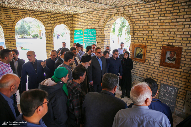 حضور سید محمد خاتمی بر مزار آیت الله سید روح الله خاتمی (ره)