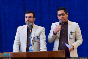 ادای احترام شرکت کنندگان در سی و چهارمین دوره مسابقات قرآن کریم به مقام امام خمینی(س)