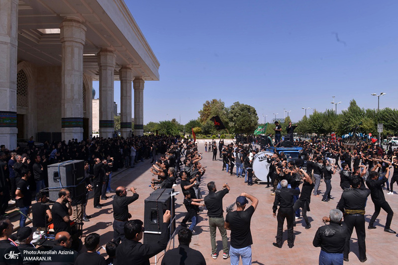 عزاداری ظهر عاشورا در حرم مطهر امام خمینی(س)