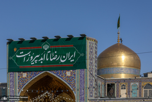 تعويض پرچم گنبد امام رضا (ع)