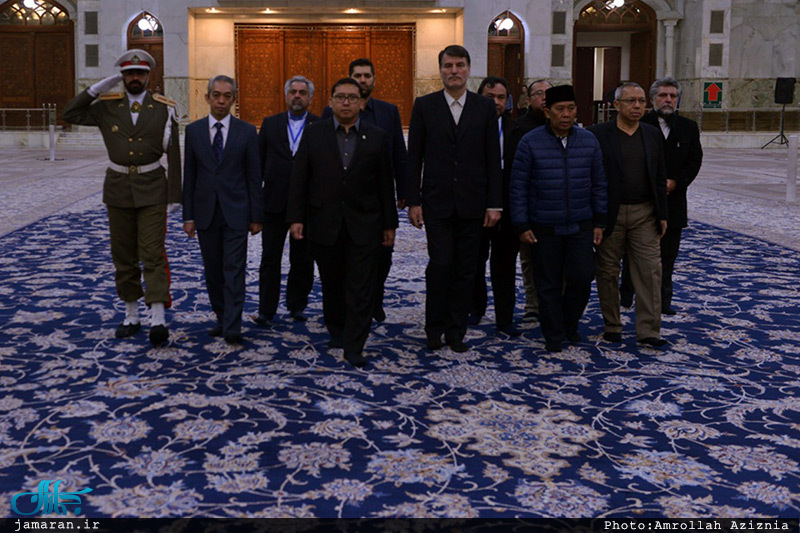 ادای احترام رئیس مجلس اندونزی به مقام شامخ حضرت امام خمینی(س) 