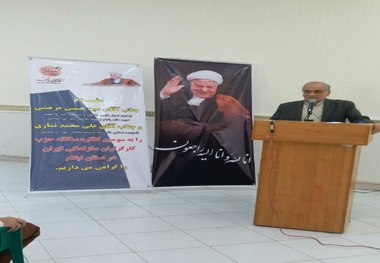 جامعه ایران نیازمند سیاستمدارانی مردمی ، متواضع و انتقادپذیر است