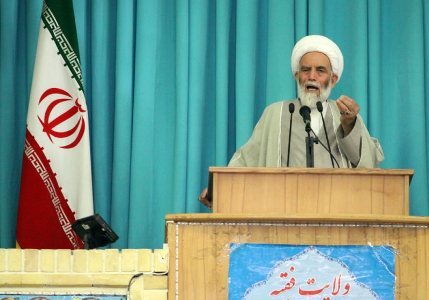 امام جمعه همدان: ترامپ برای غارت اموال مسلمانان حکام عرب را به وضع خفت بار وادار کرد