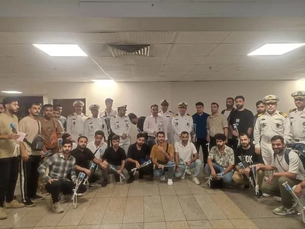 بازگشت کارکنان «ناو لاوان» به کشور پس از ۷ ماه + عکس