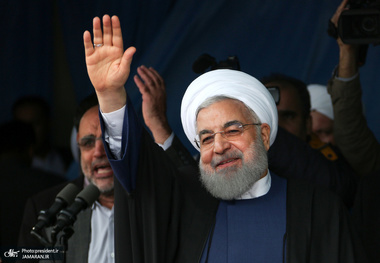 خوانندگی نوجوان حاضر در «عصر جدید» در حضور رئیس‌جمهور + عکس