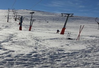 بارش برف در پیست پاپایی زنجان و بارقه امید در دل علاقه مندان به اسکی