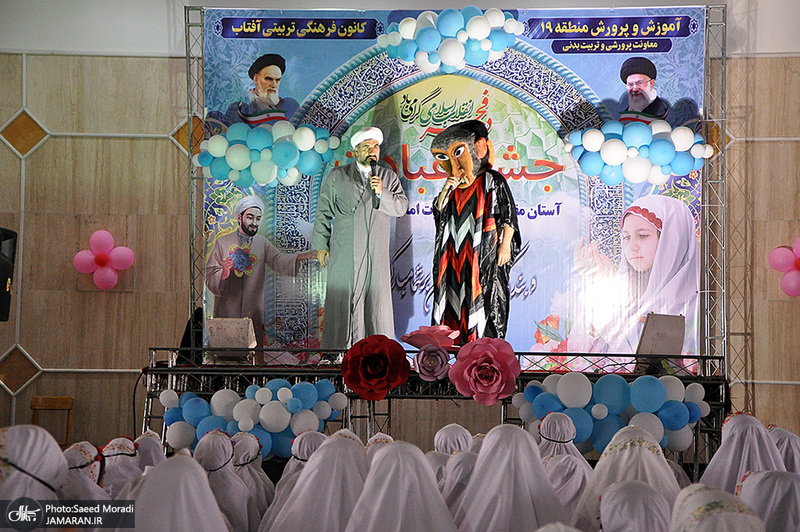 جشن عبادت جمعی از دانش آموزان منطقه 19 شهر تهران در جوار حرم امام خمینی(س)