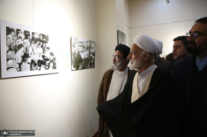 بازدید آیت الله دری نجف آبادی از نمایشگاه عکس امام دل‌ها‎