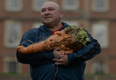 هویج سنگین‌وزن برنده مسابقه شد! + عکس