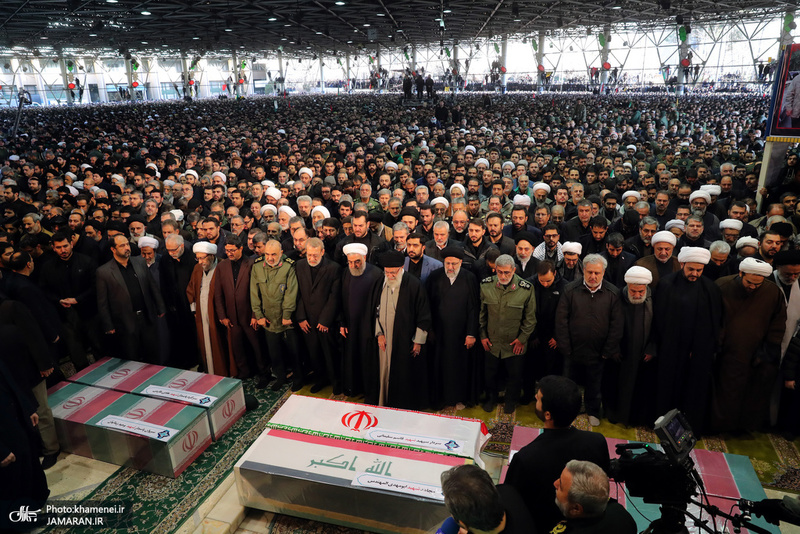 اقامه نماز رهبر معظم انقلاب بر پیکر سپهبد شهید حاج قاسم سلیمانی و شهیدان مقاومت