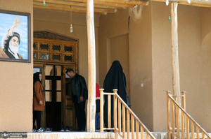 بازدید گردشگران نوروزی از بیت تاریخی حضرت امام در خمین -2