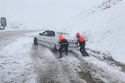 50 خودرو گرفتار در برف در راه های خمین امداد رسانی شدند