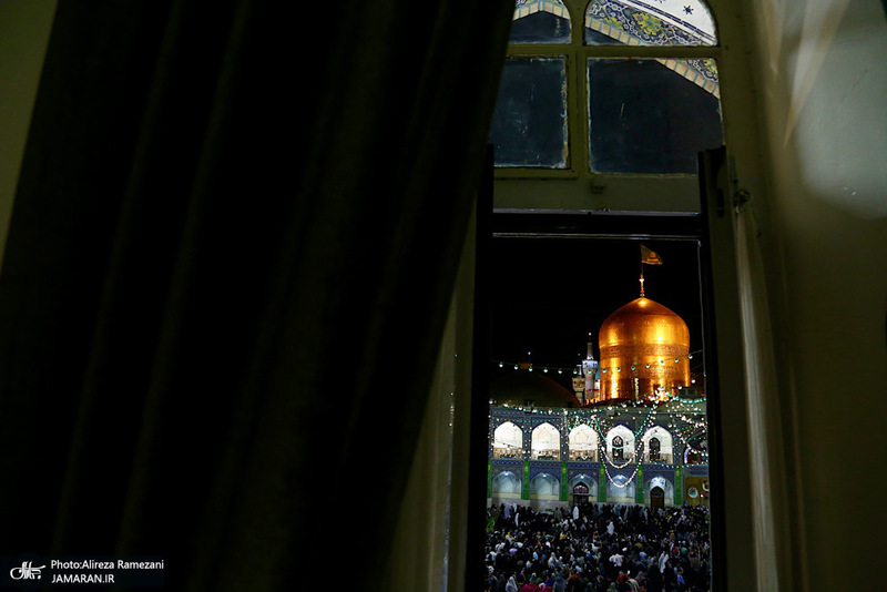 حال و‌هوای حرم مطهر رضوی در شب ولادت امام رضا (ع)