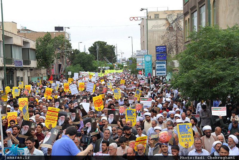 راهپیمایی نمازگزاران نماز جمعه قم در واکنش به خروج آمریکا از برجام
